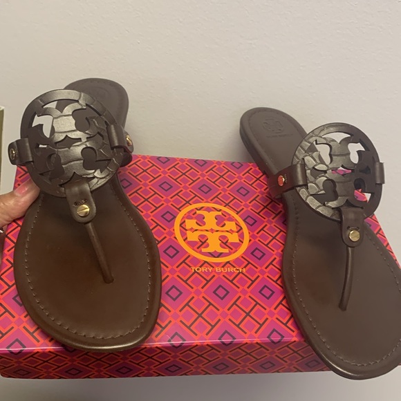 Perfect Go to Shoe — Style a Great Price - Picture 2 of 2